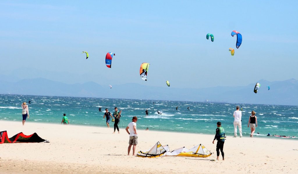 Kitesurf en Tarifa. Cuándo venir, dónde alojarte y cómo empezar en Valdevaqueros